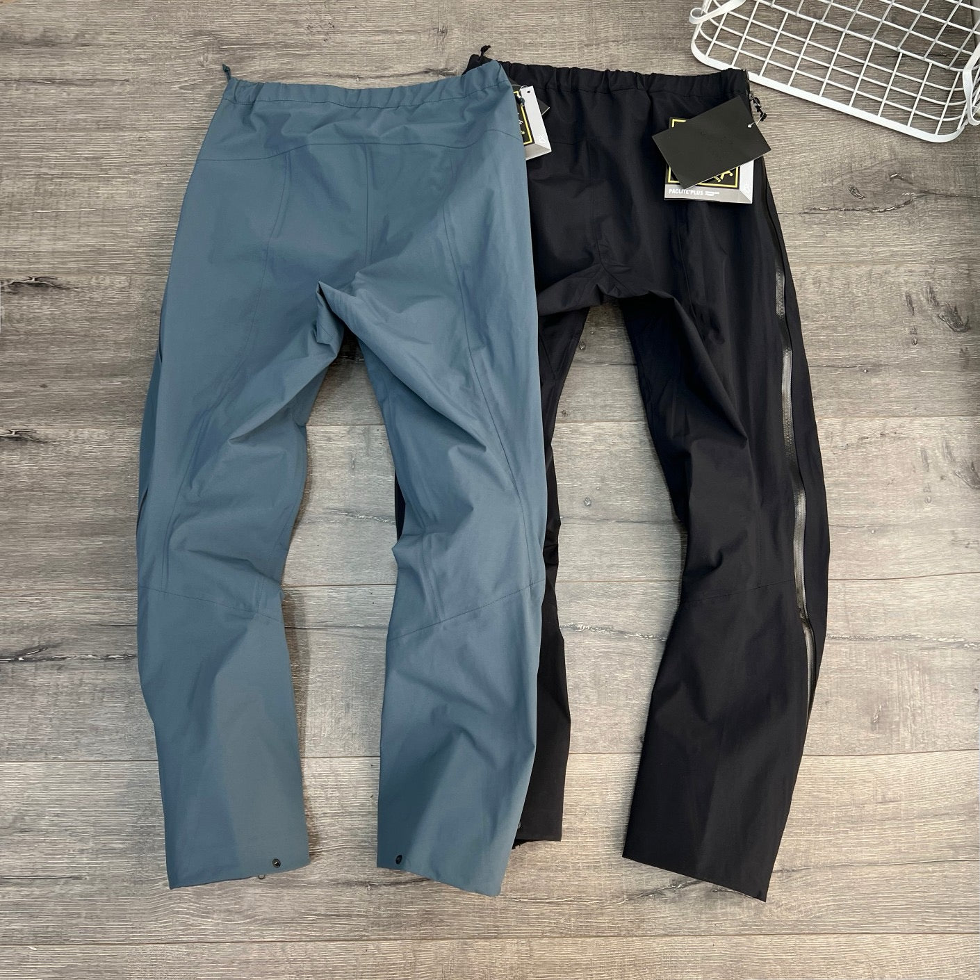 Blaue und schwarze Hose