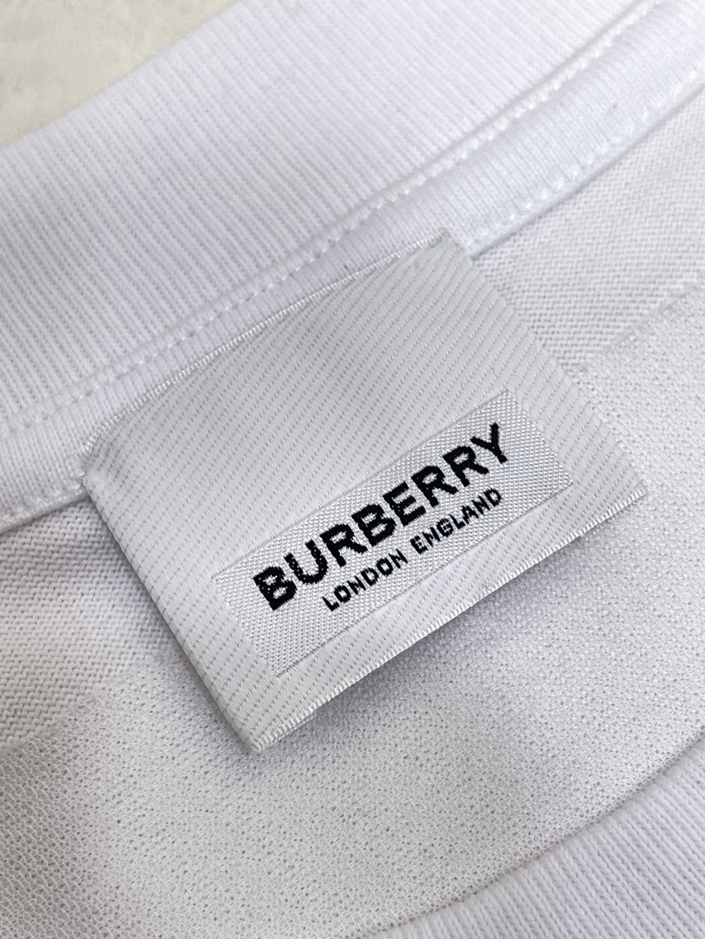 Schwarzes, weißes und blaues T-Shirt