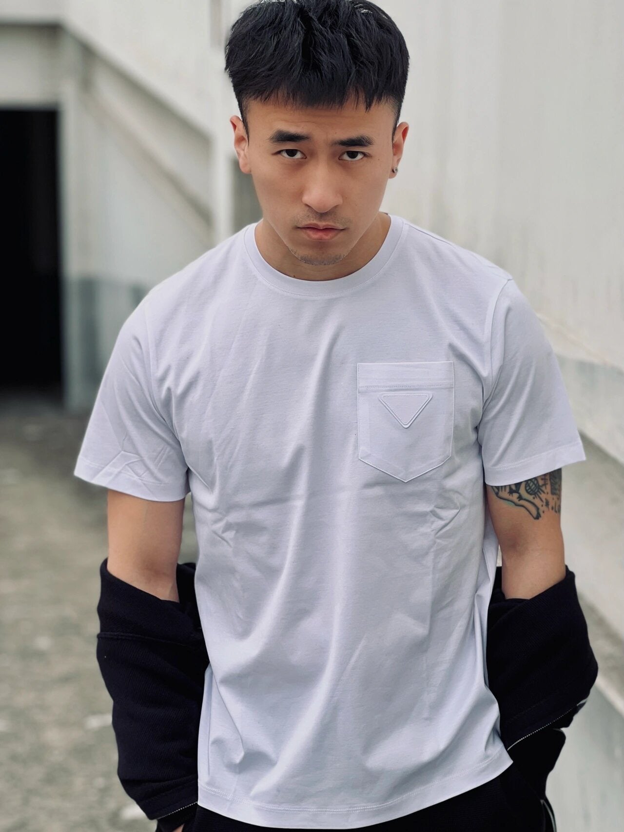 Schwarz-weißes T-Shirt