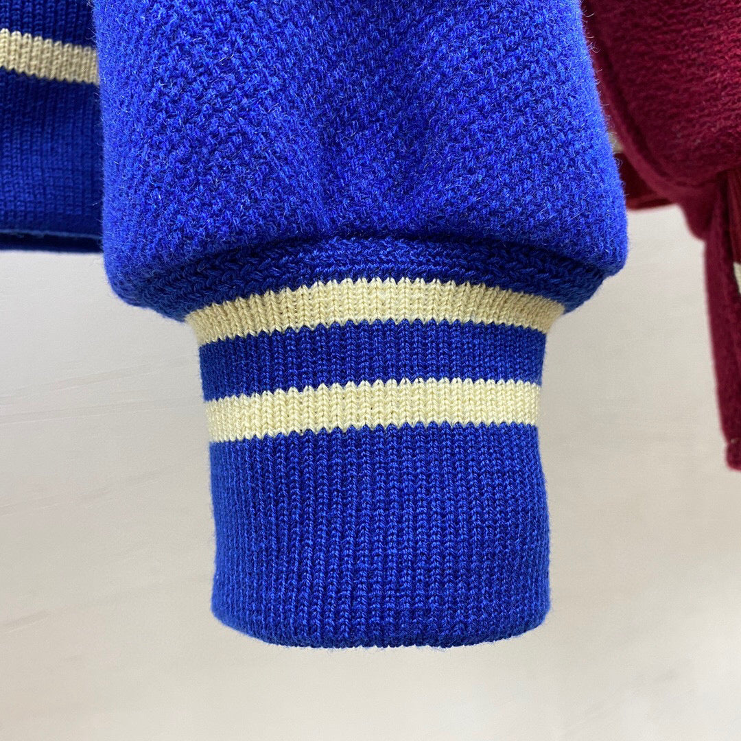 Blau-weiße Jacke