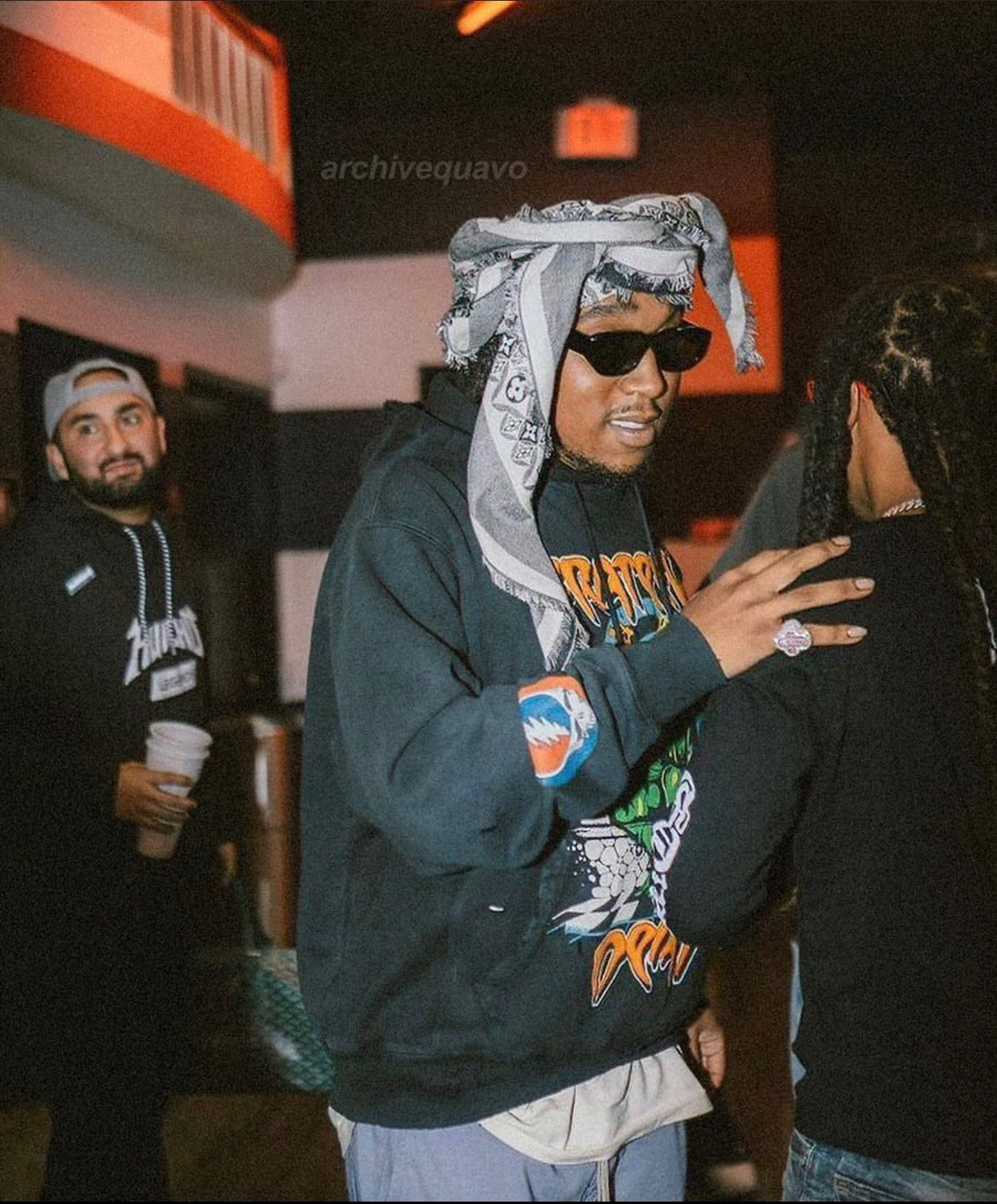 Schwarzgrauer Hoodie