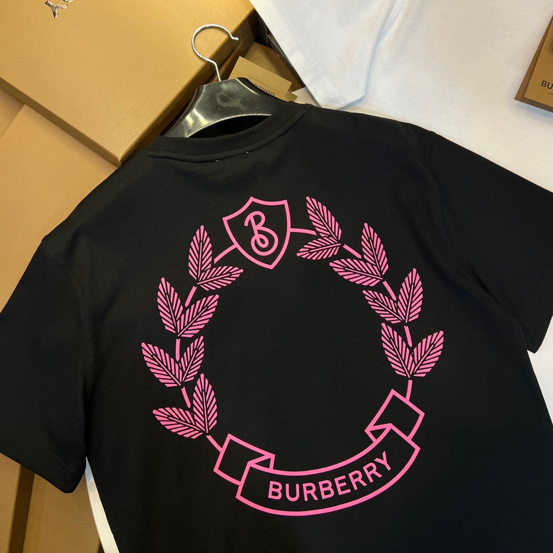 Schwarz-weißes T-Shirt