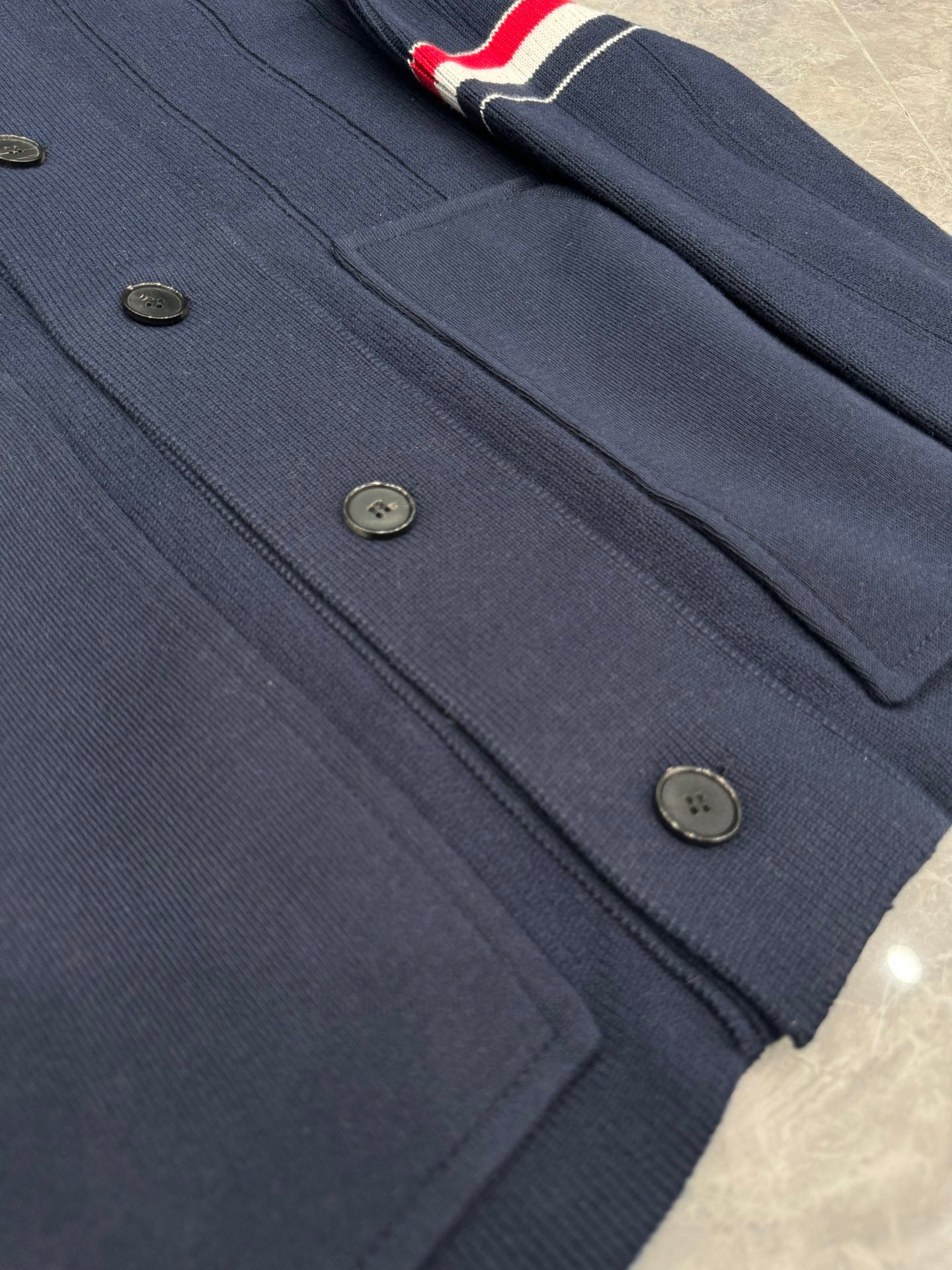 سترة متعددة الألوان