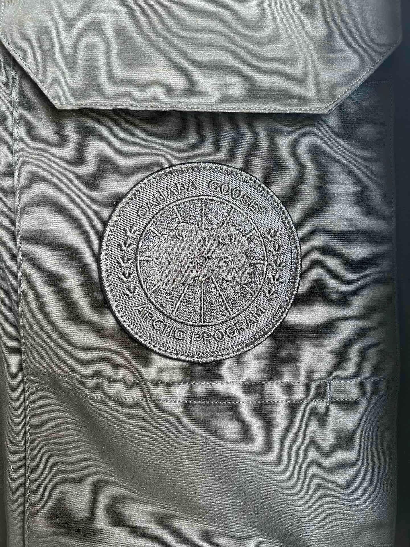 Weiße, graue und schwarze Jacke