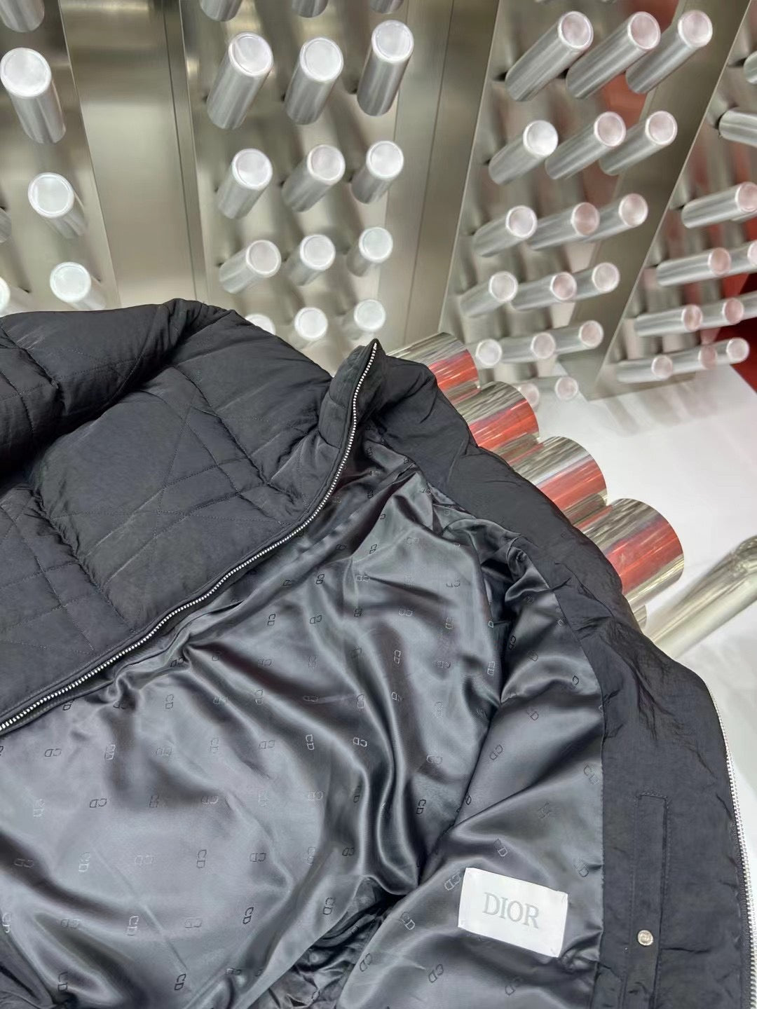 Schwarze und hellblaue Jacke
