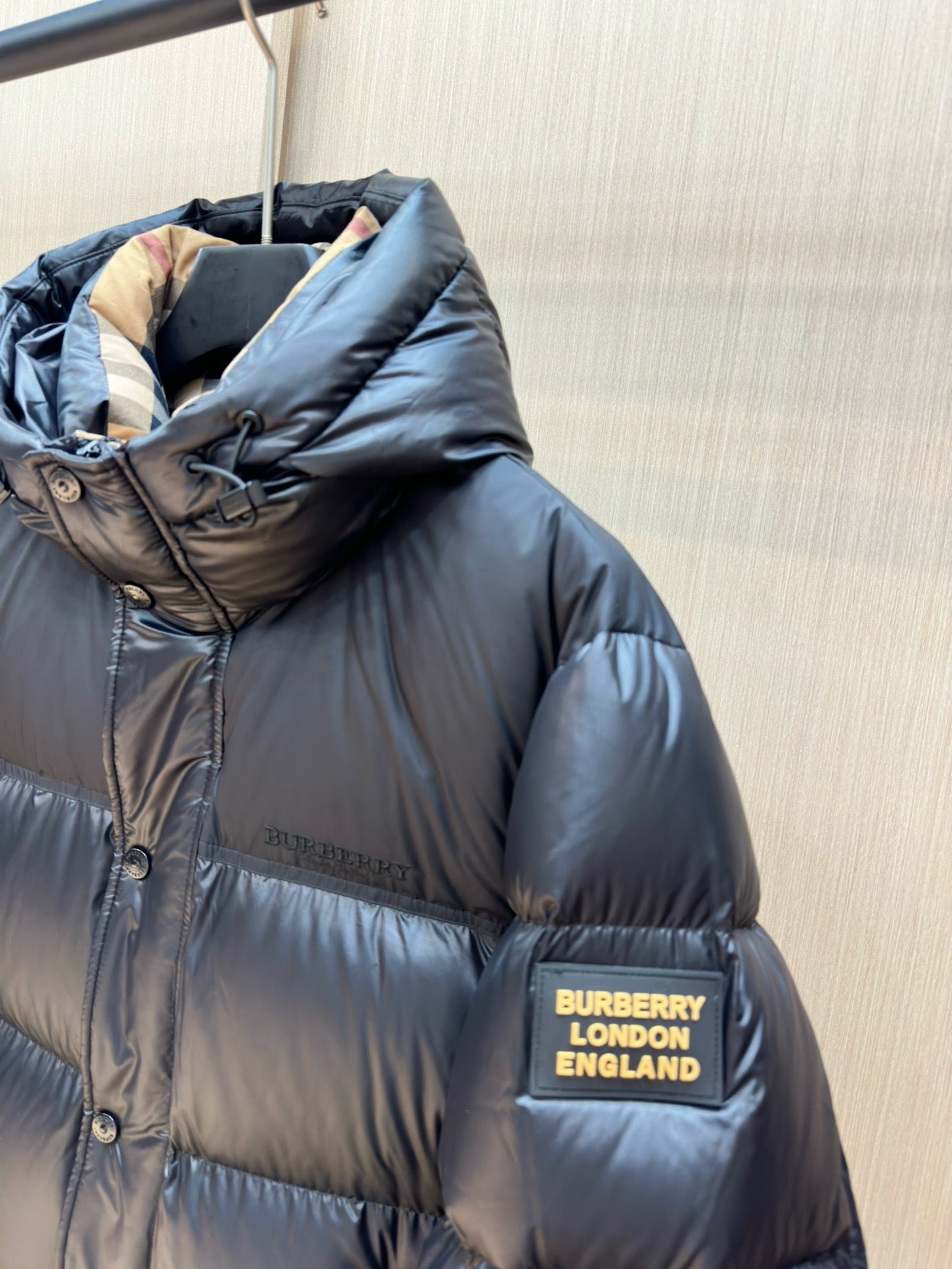 Schwarze und dunkelblaue Jacke