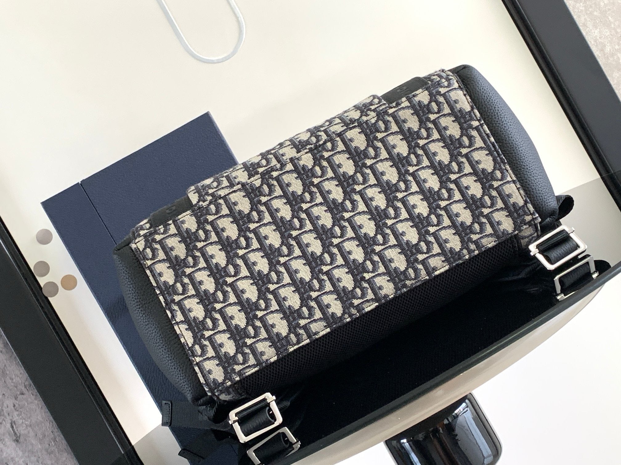 Aprikosen- und schwarze Tasche