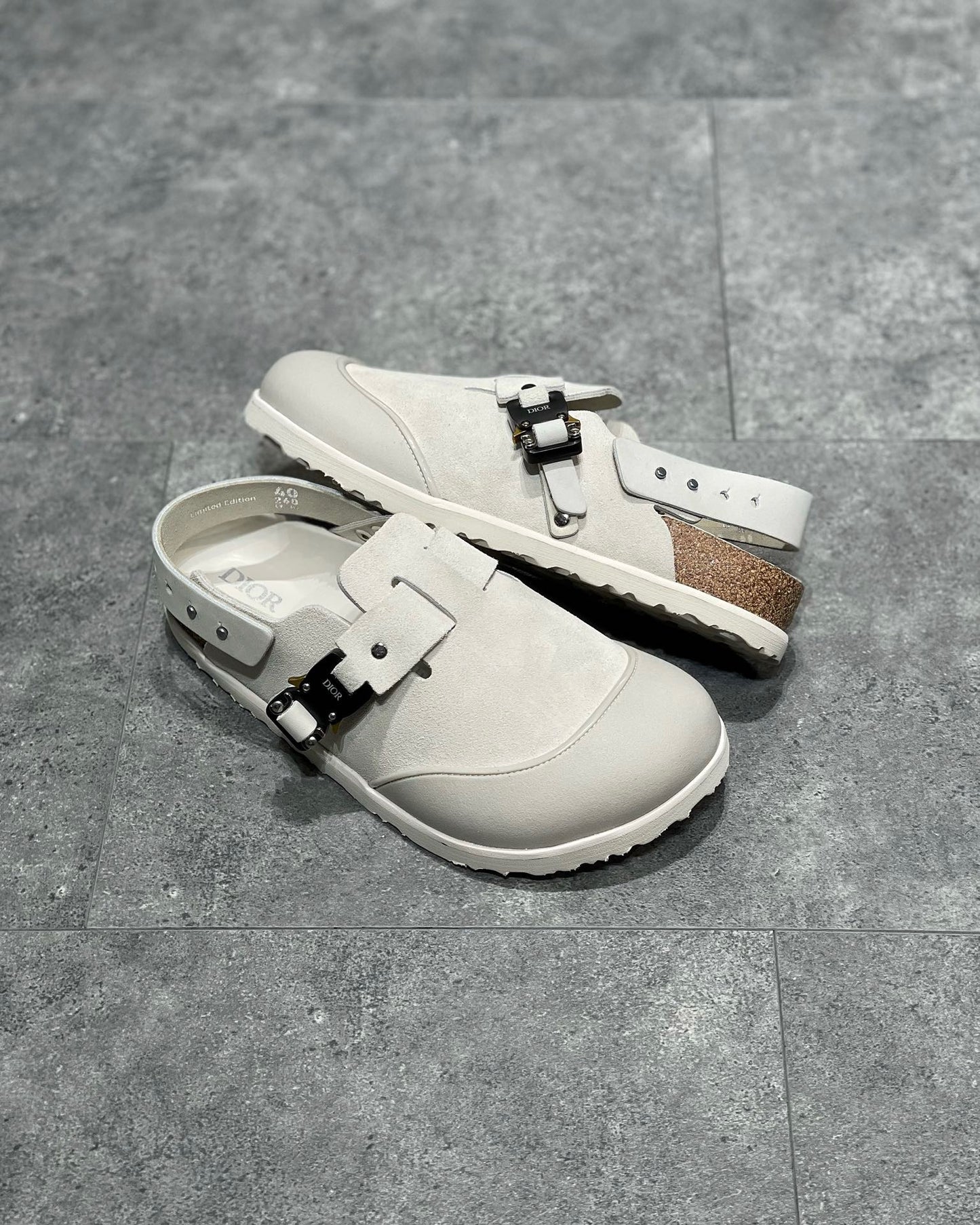 أحذية باللون الأسود والرمادي والأبيض العاجي