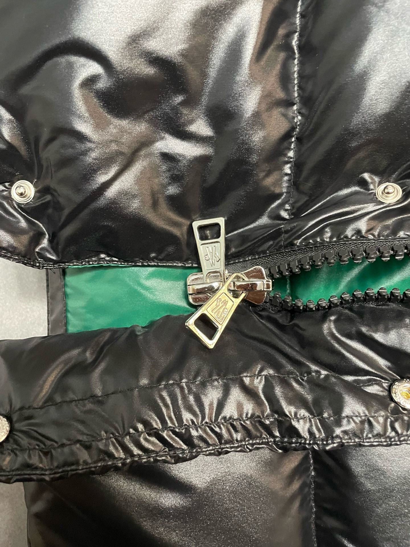 Schwarz-grüne Jacke