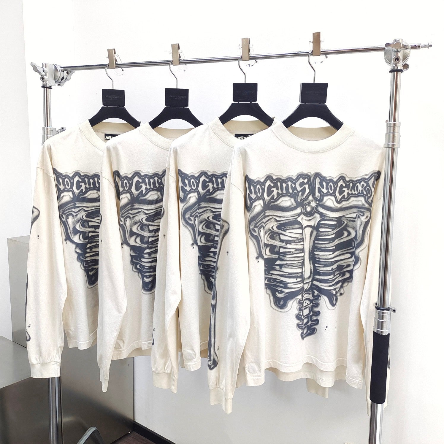Weiß-schwarzes Trikot