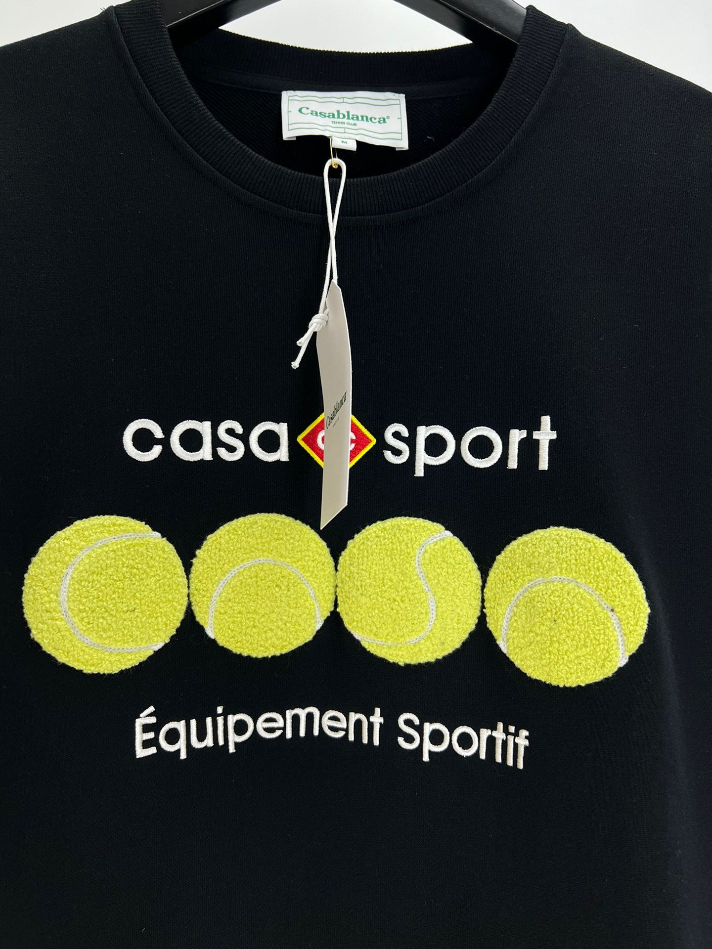 هودي باللونين الأبيض والأسود