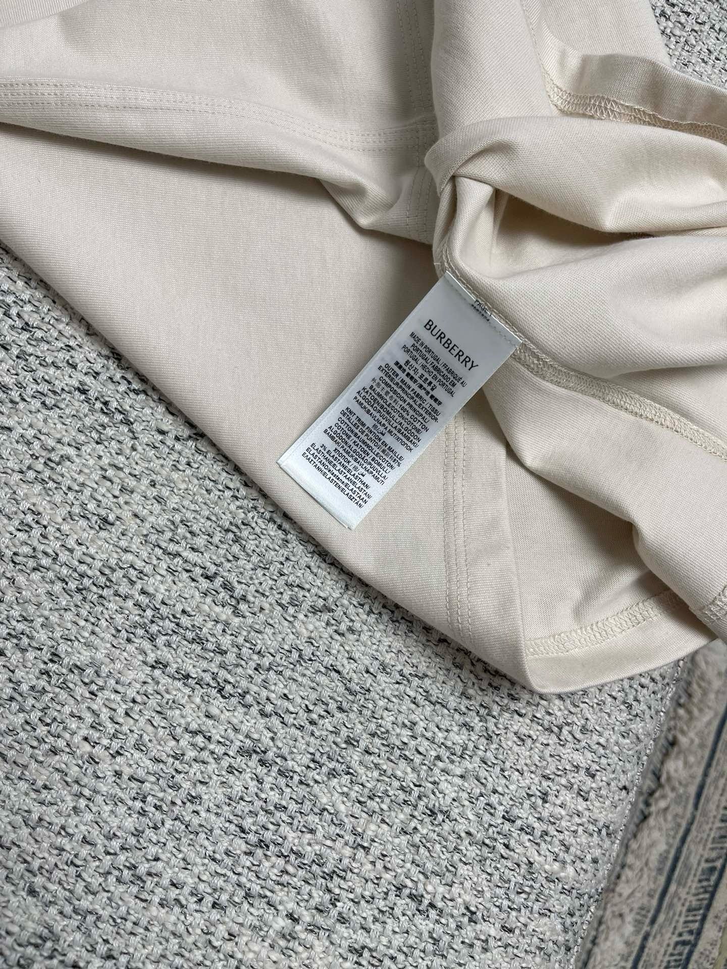 Aprikosen- und graues T-Shirt