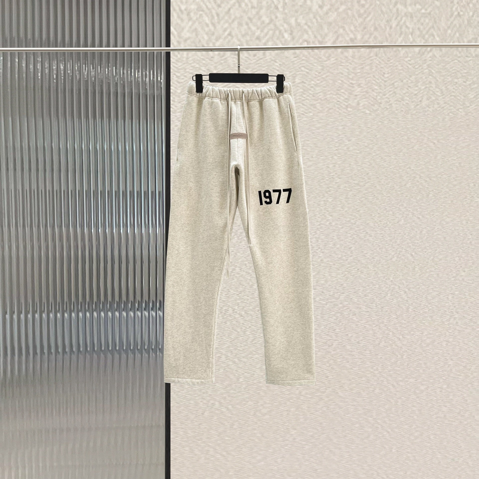 Schwarze und weiße Hose