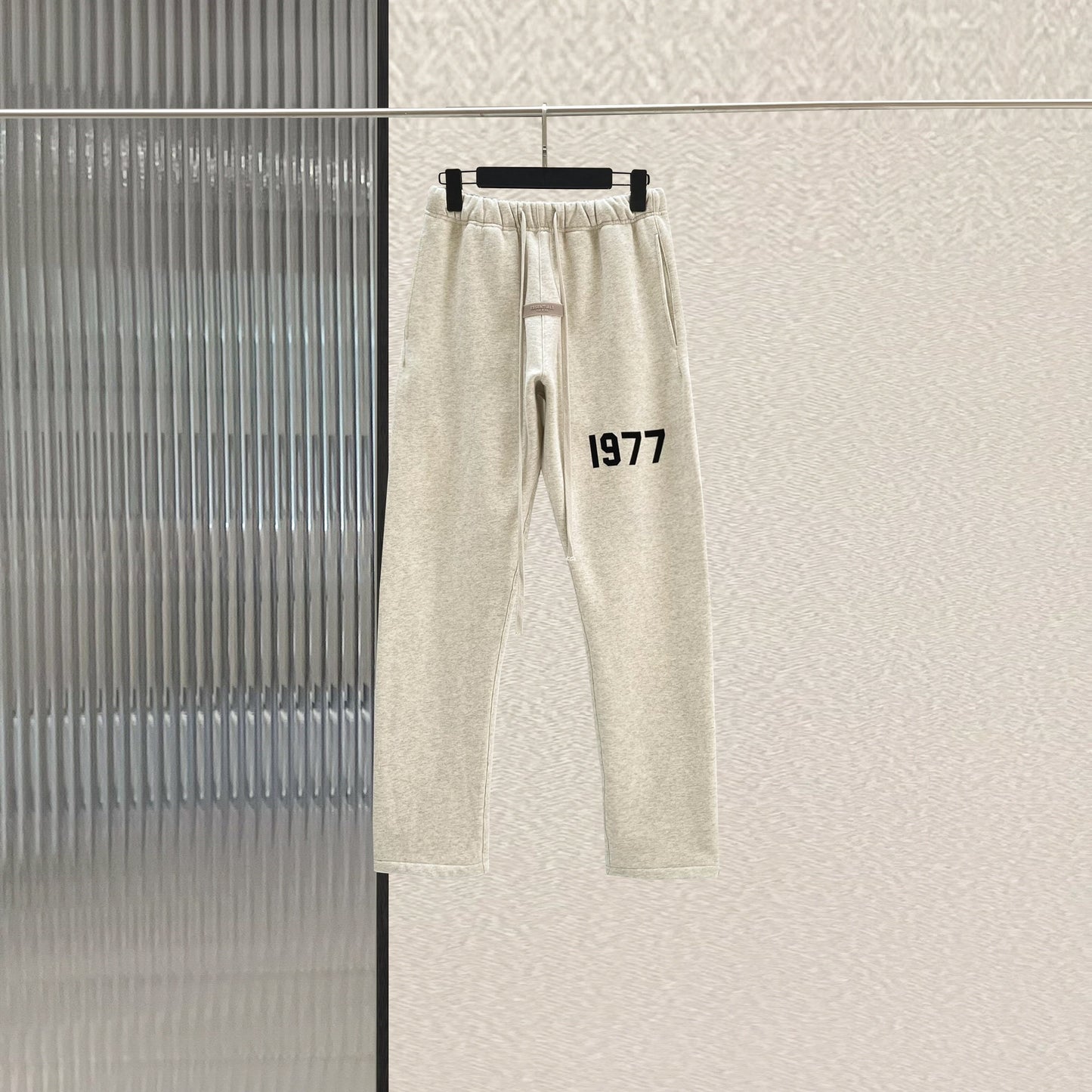 Schwarze und weiße Hose