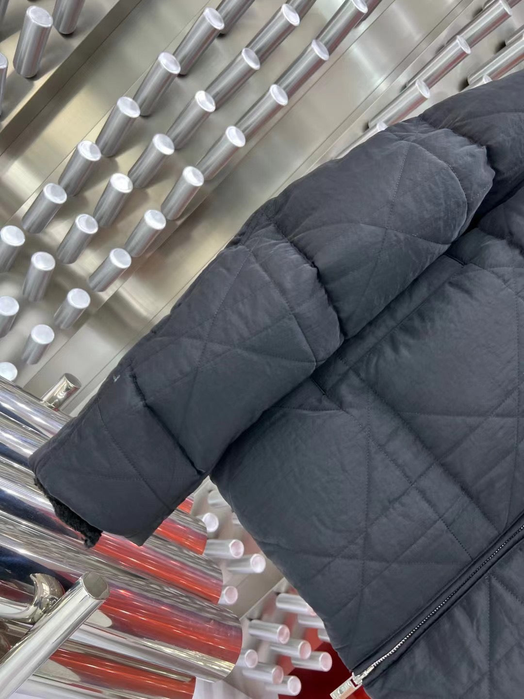 Schwarze und hellblaue Jacke