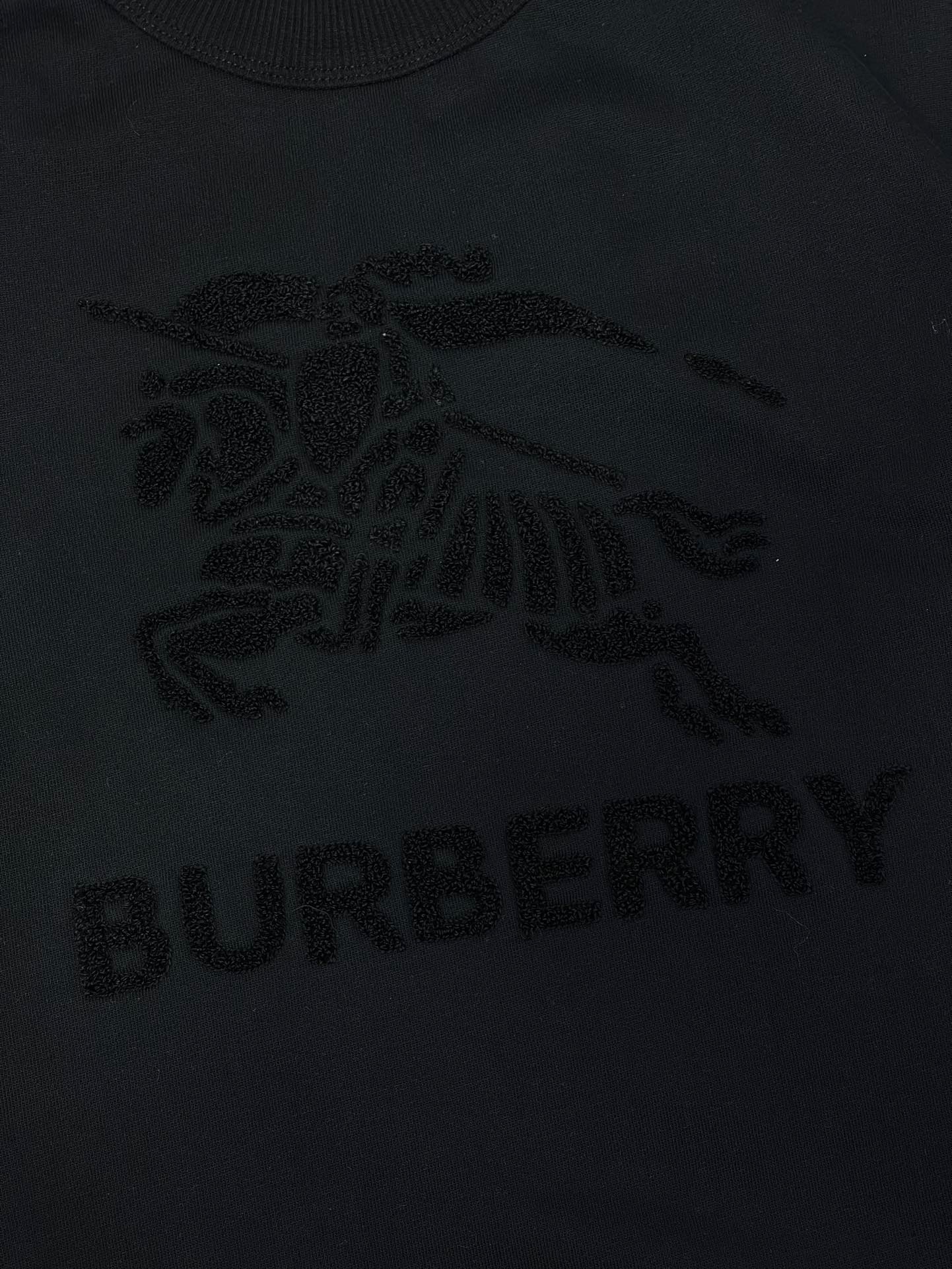 Sudadera en blanco y negro