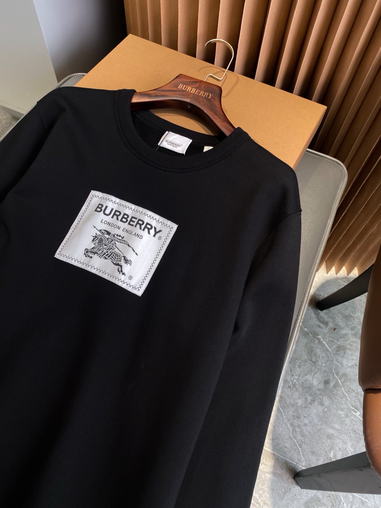Schwarzes Sweatshirt