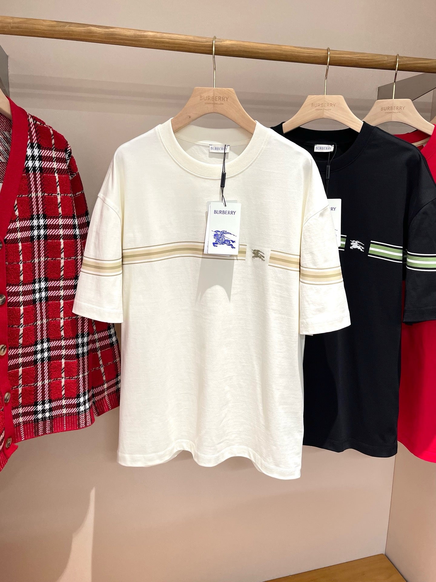 Schwarz-weißes T-Shirt