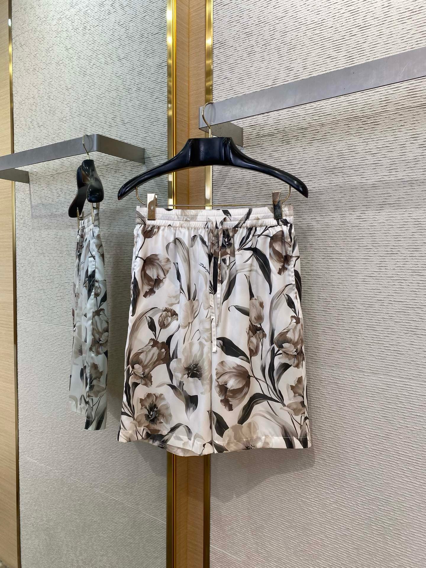 Mehrfarbiges T-Shirt mit Shorts