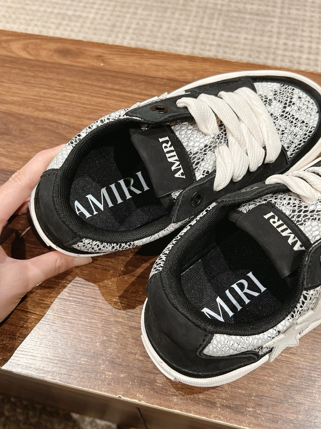 Zapatos blancos y negros