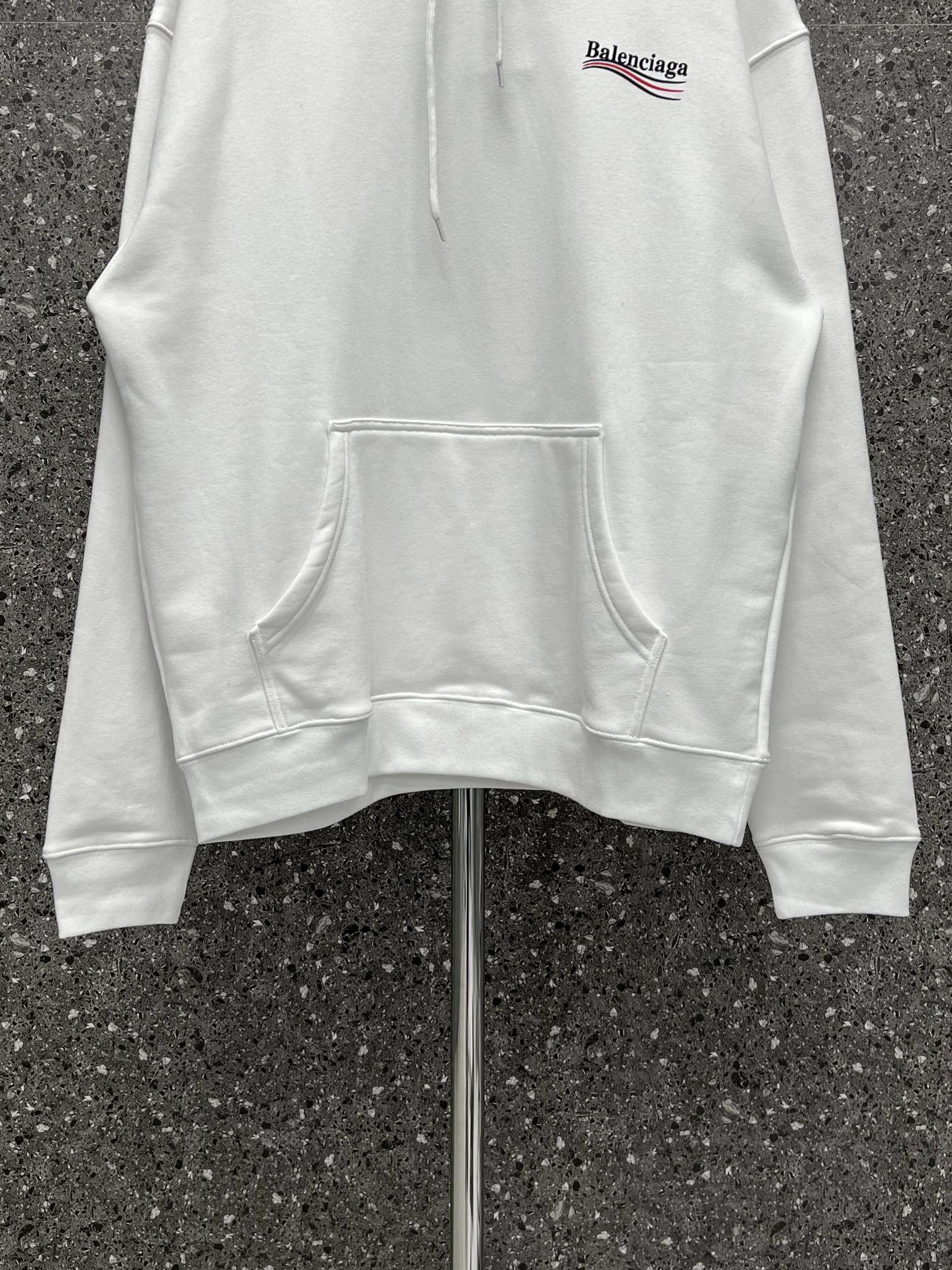 weißer und schwarzer Pullover mit einer Kapuze