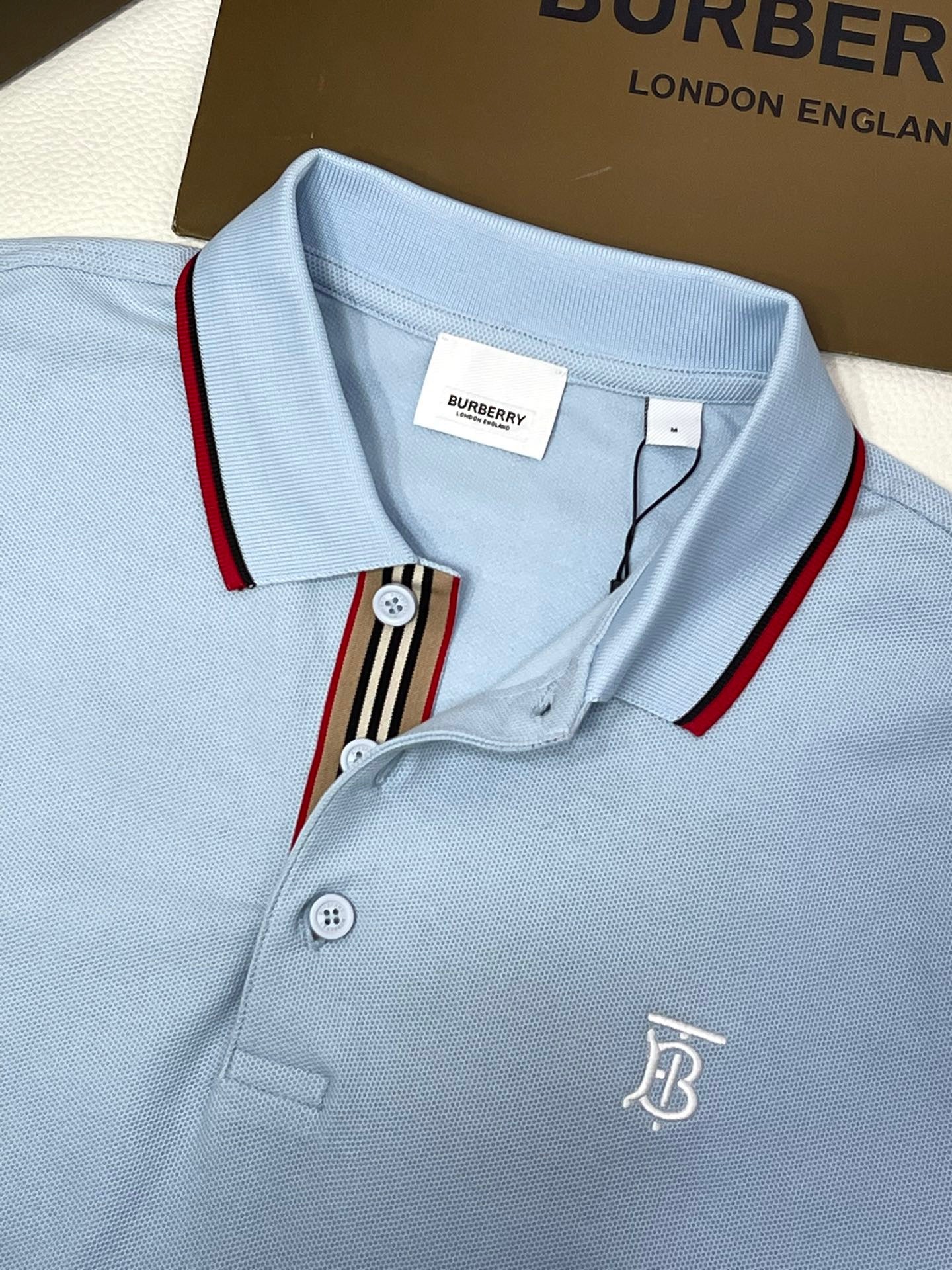 Poloshirt in Schwarz, Weiß, Marineblau und Hellblau