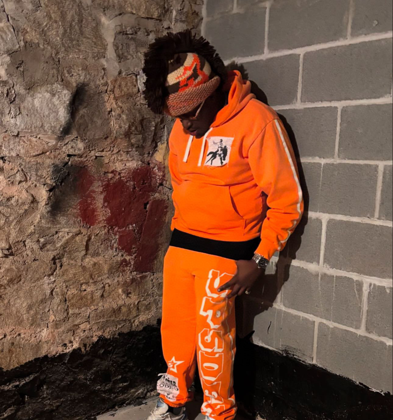 Orangefarbener Kapuzenpullover
