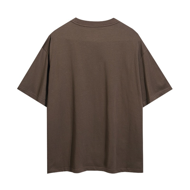 Schwarzes, gelbes und braunes T-Shirt