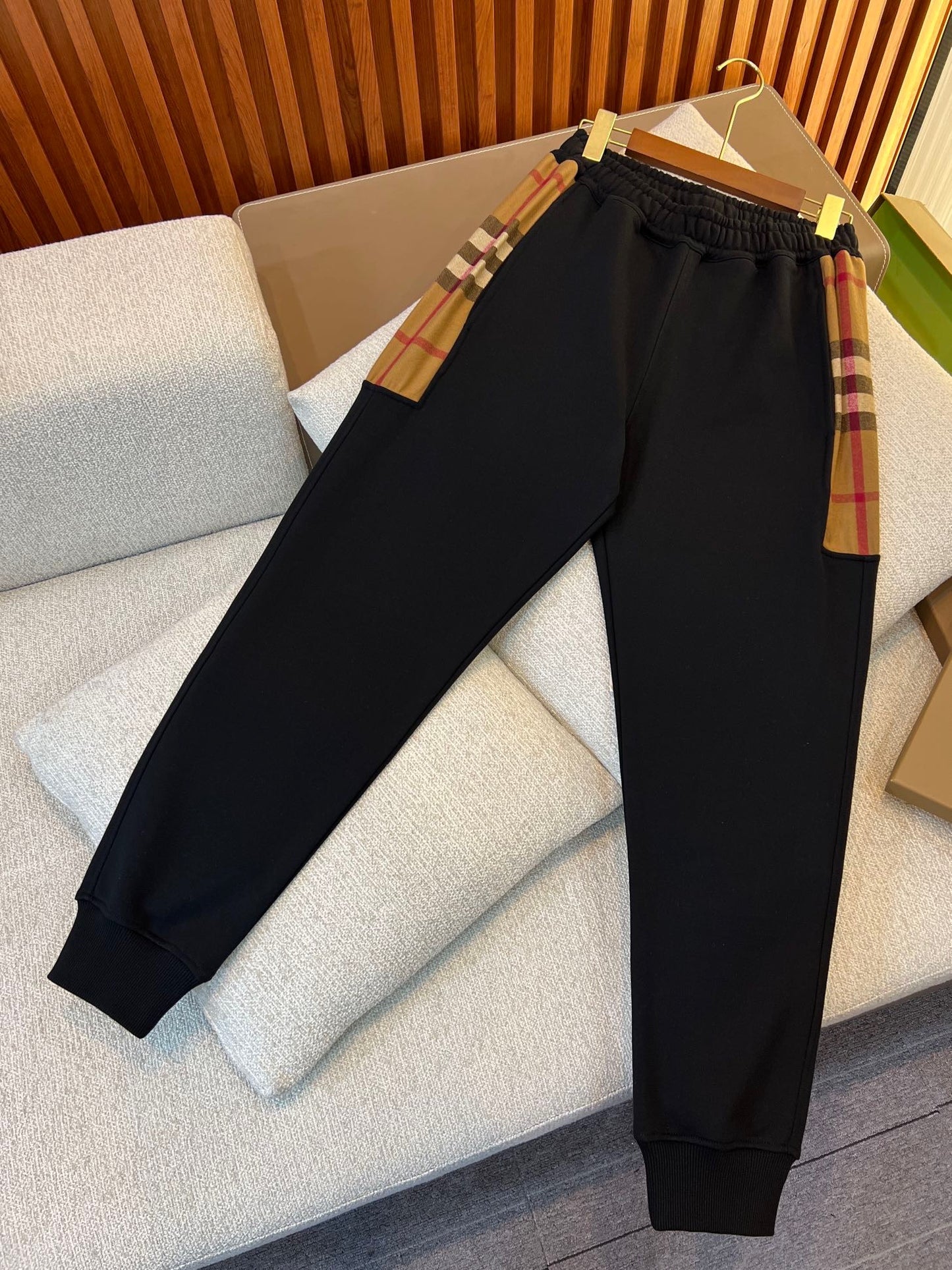 Schwarze, graue, khakifarbene und blaue Hose