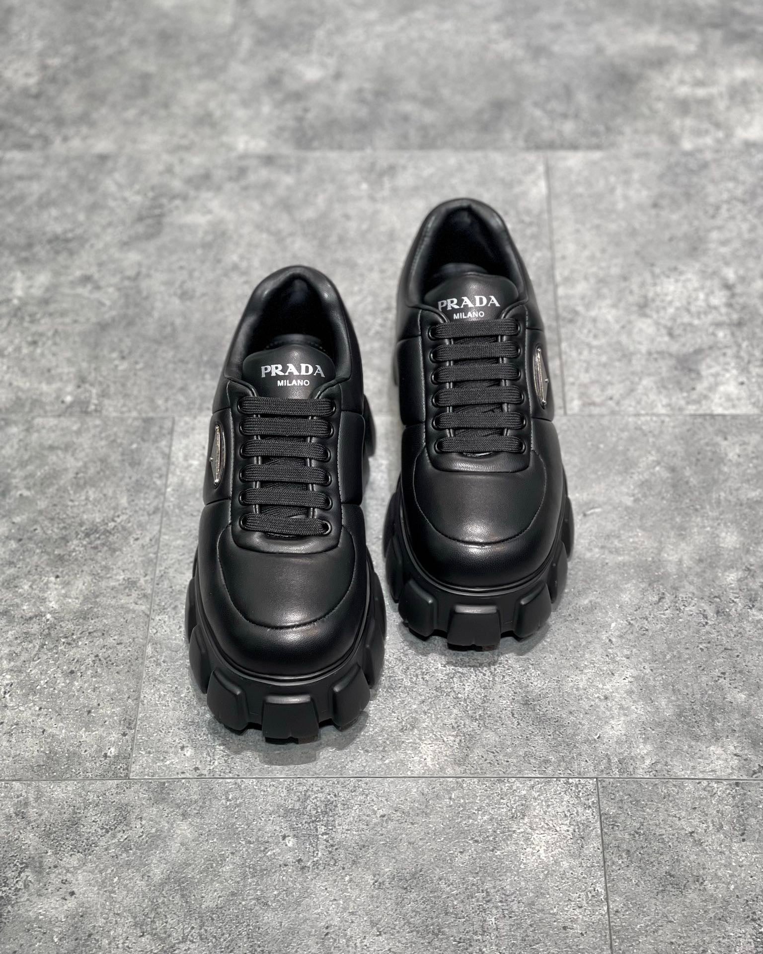 Schwarze Schuhe