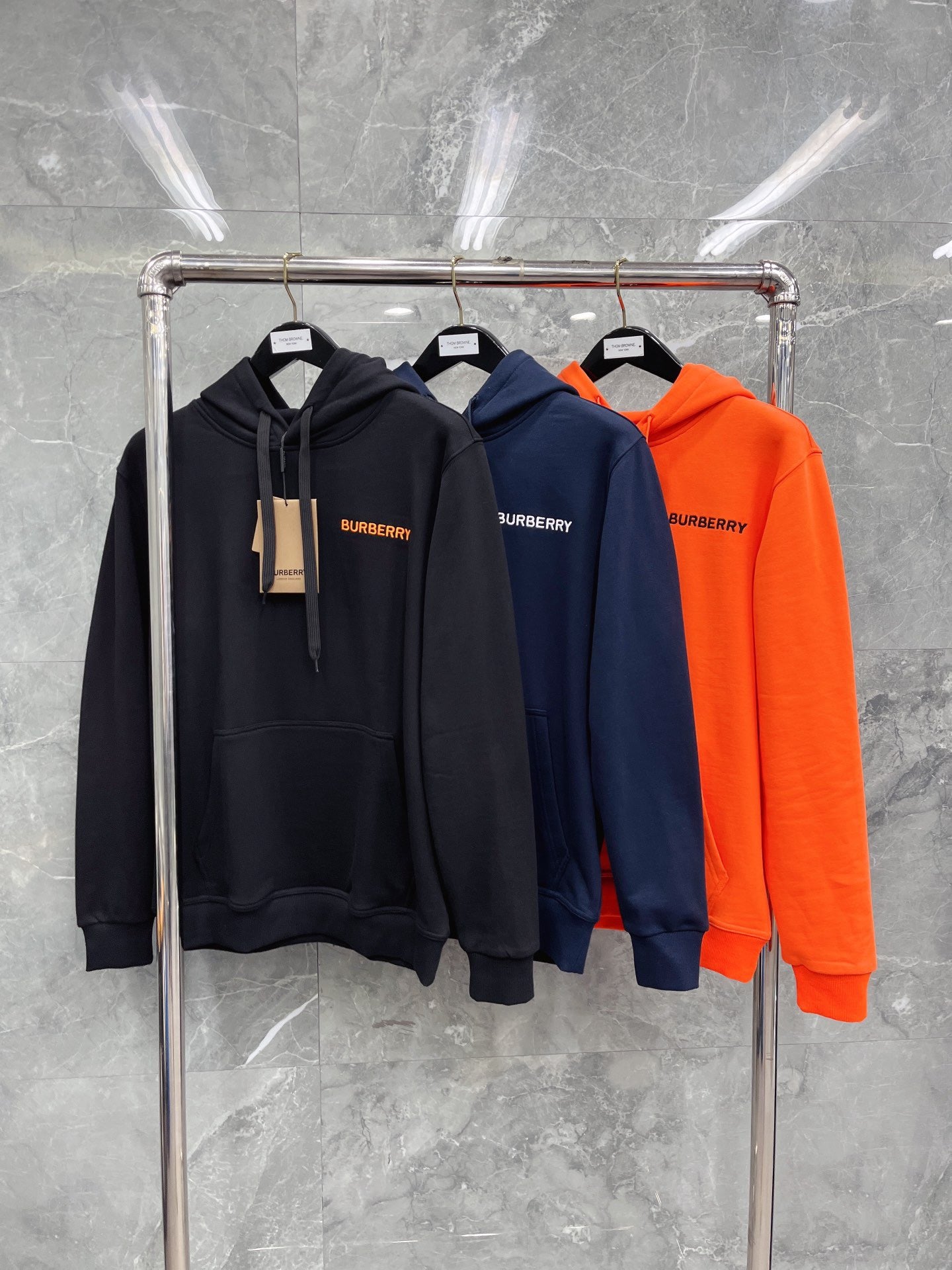 Schwarzer, dunkelblauer und orangefarbener Hoodie