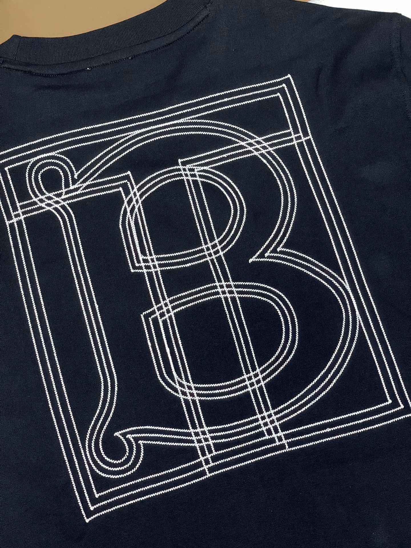 Schwarzes, weißes und blaues T-Shirt