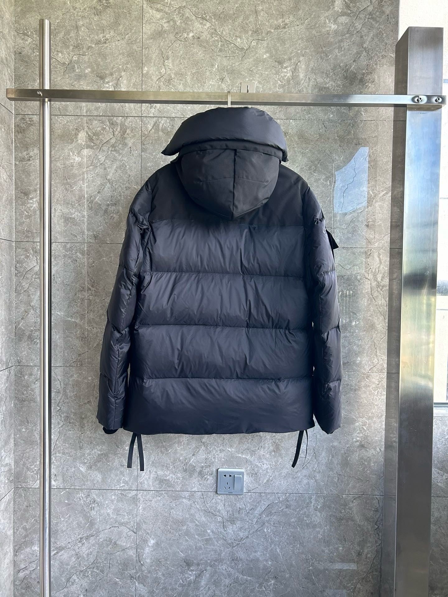 Weiße, graue und schwarze Jacke
