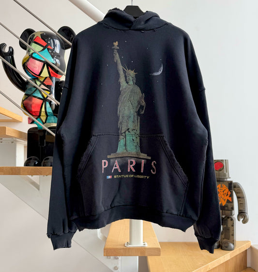 جارزة سوداء بقبعة شتوية