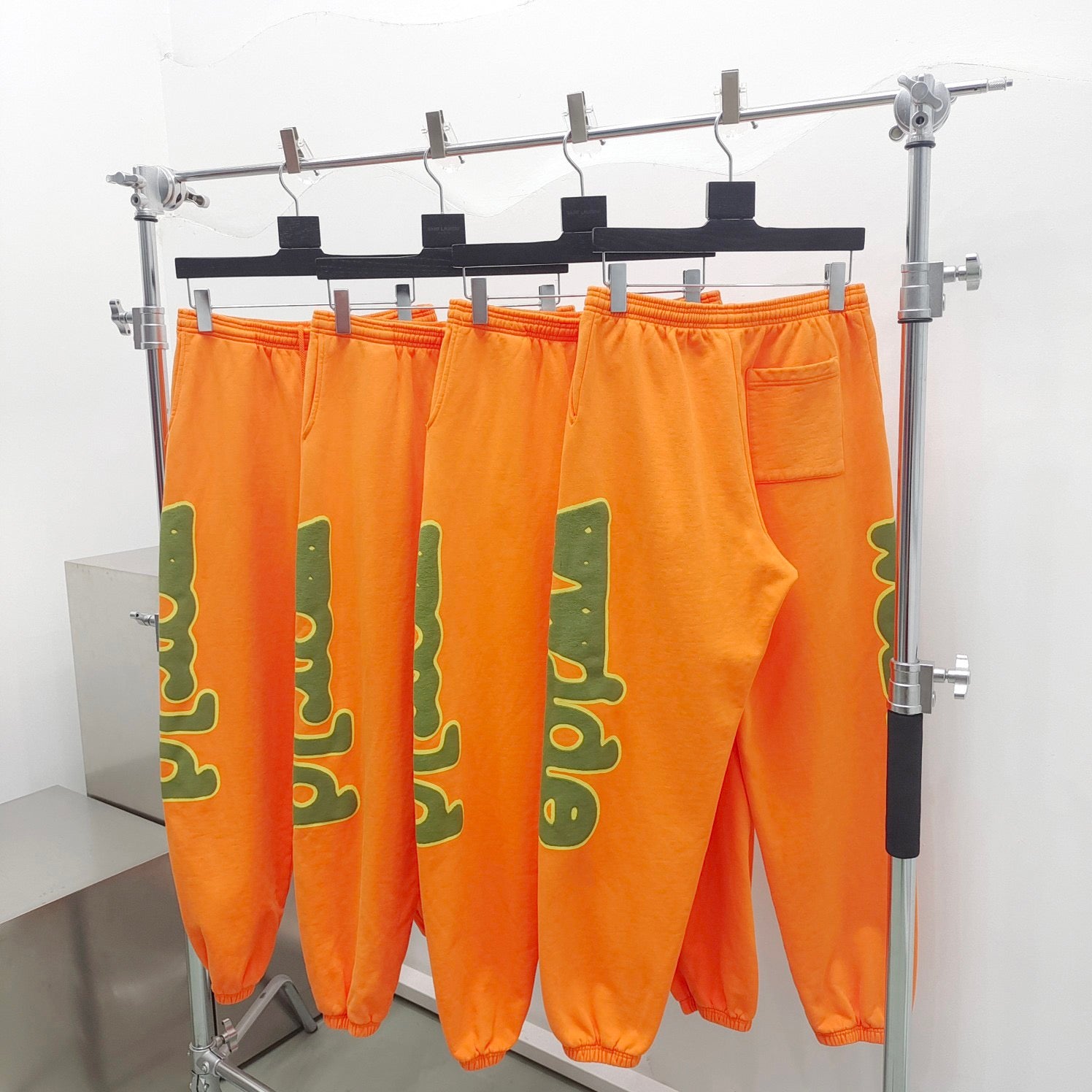 Orangefarbene Hose