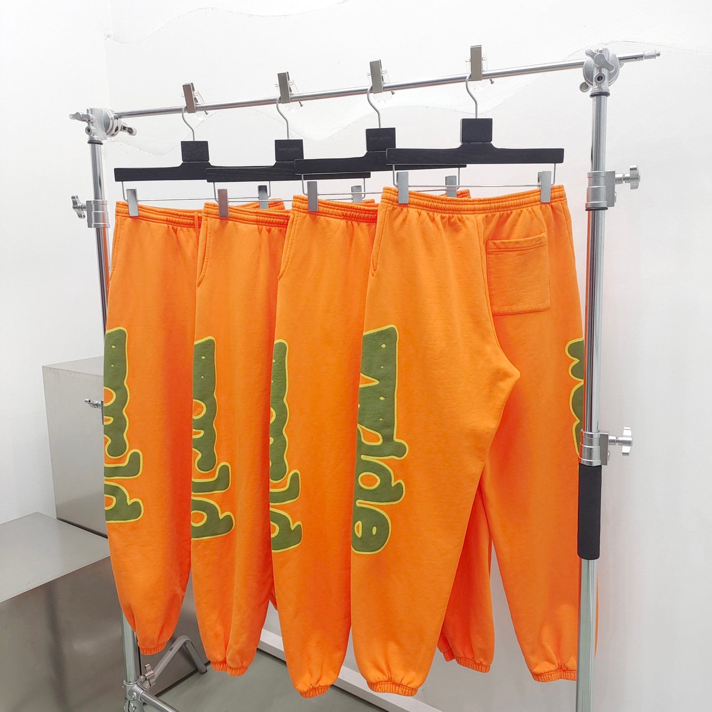 Orangefarbene Hose