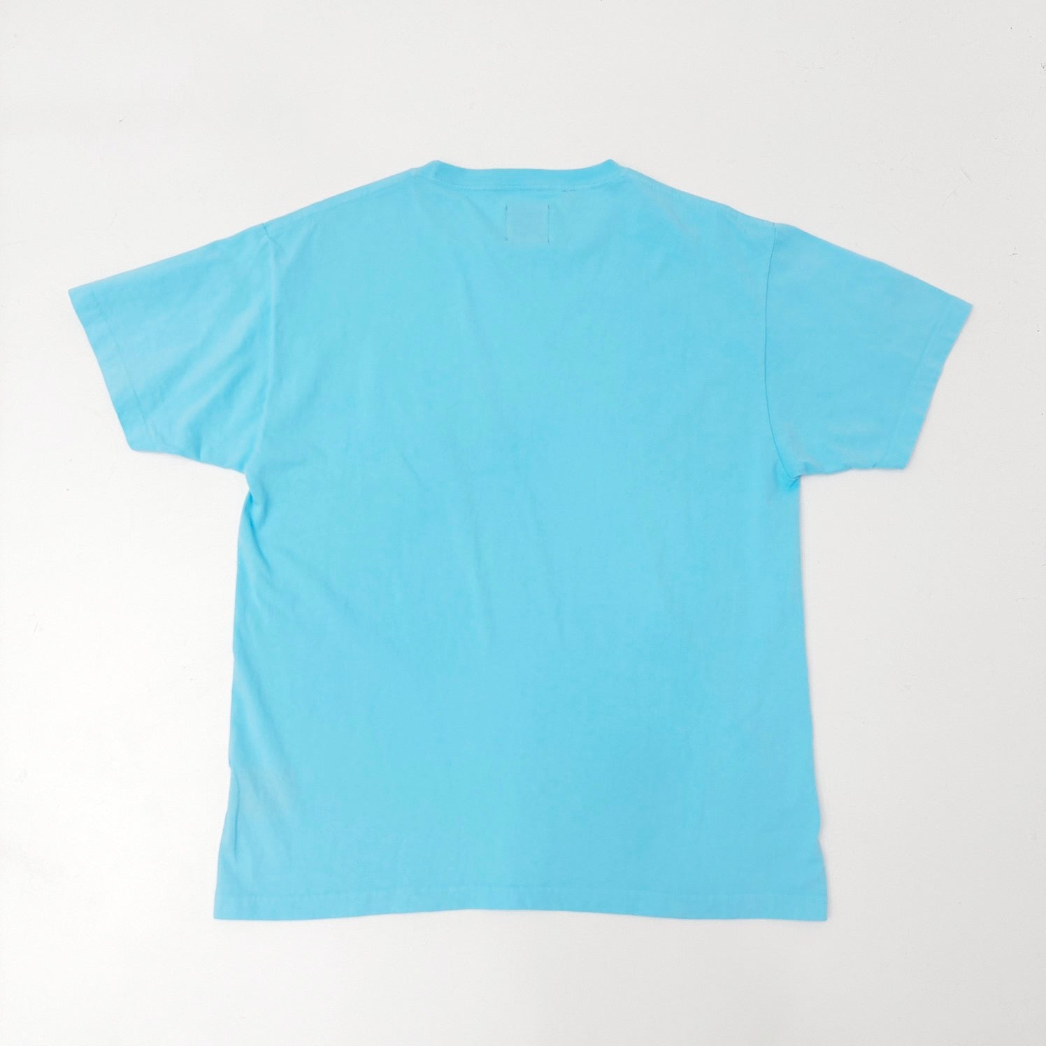T-Shirt in Seeblau und Off-White