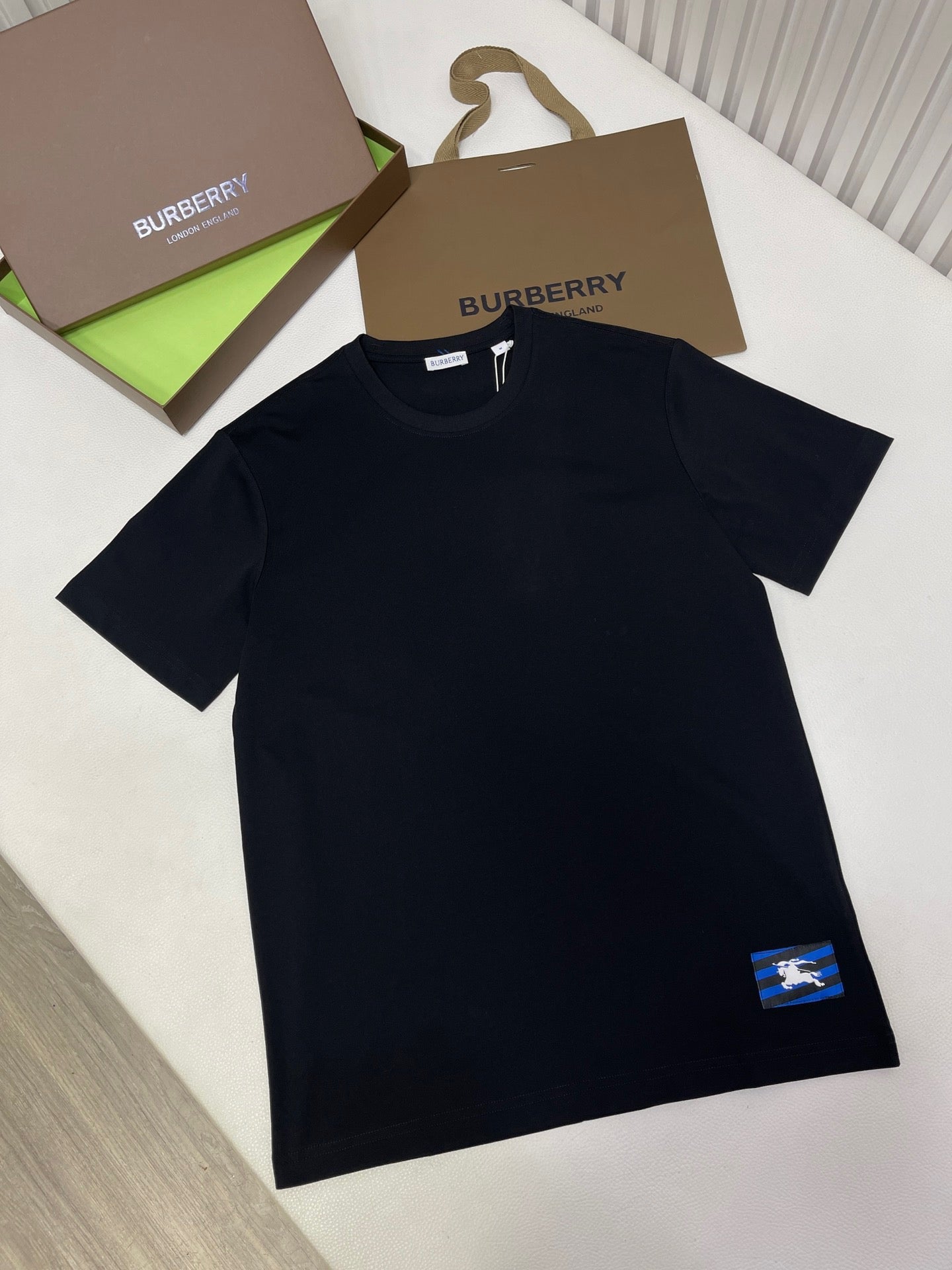 Weißes, grünes und schwarzes T-Shirt