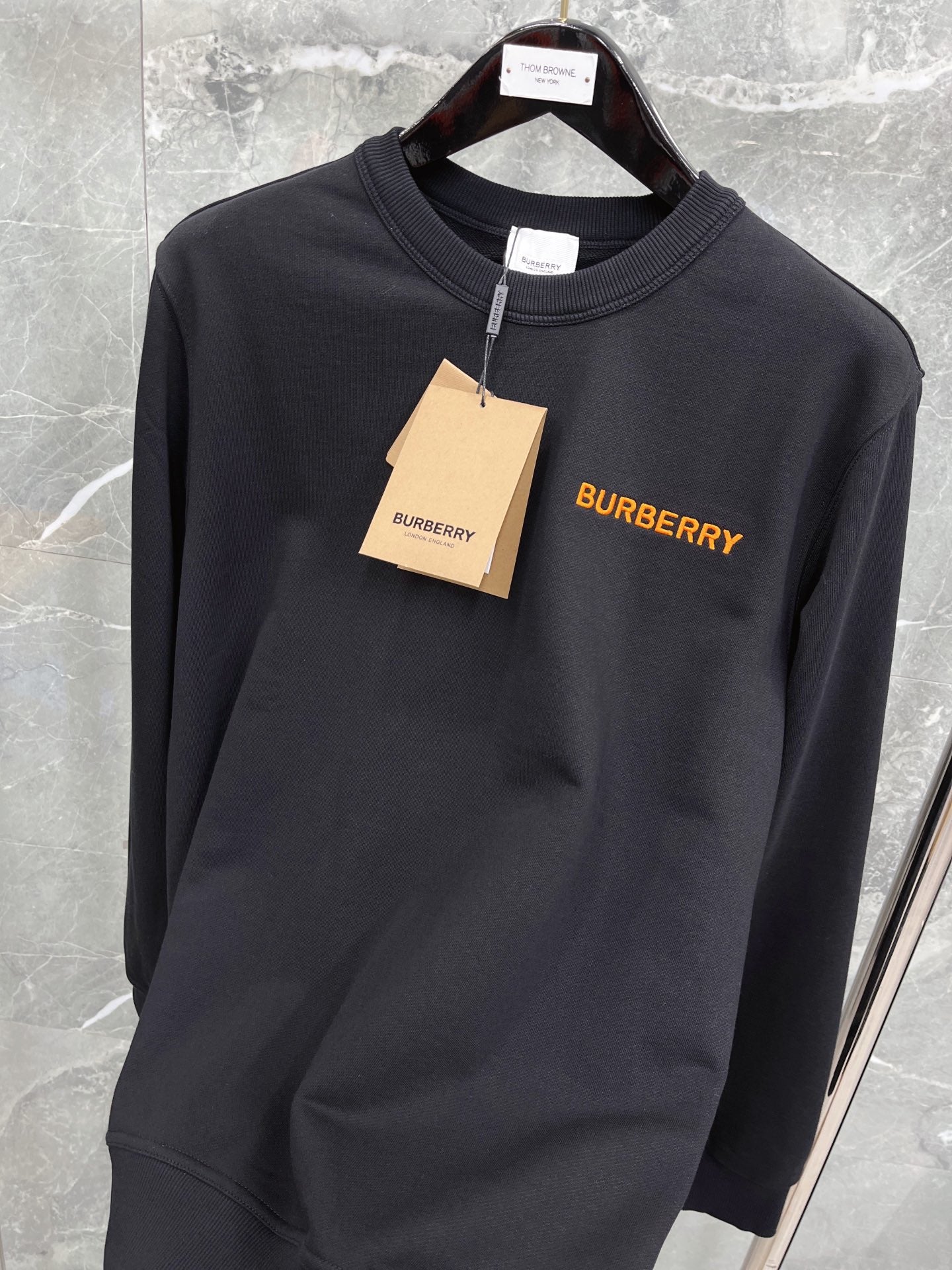 Schwarzes, dunkelblaues und orangefarbenes Trikot