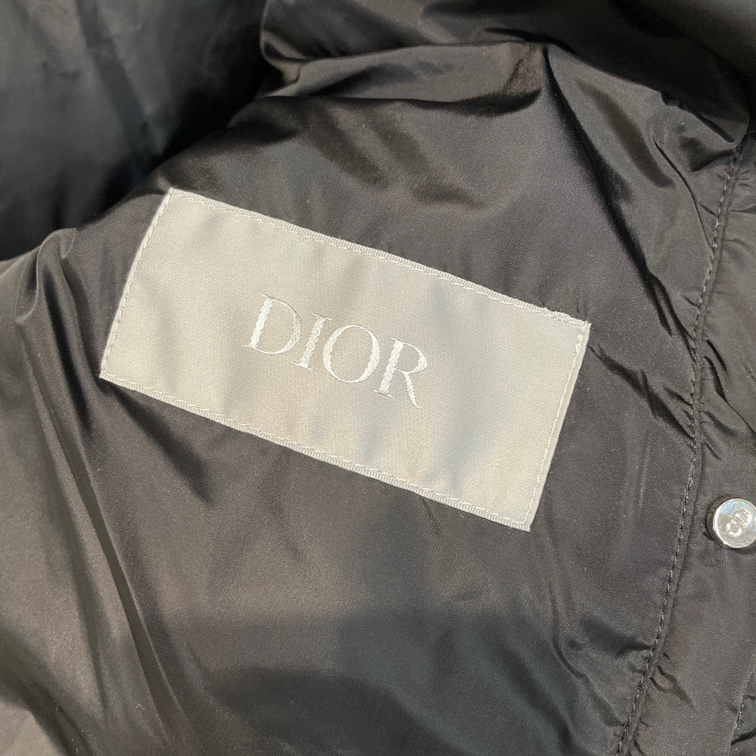 Schwarze und silbergraue Jacke