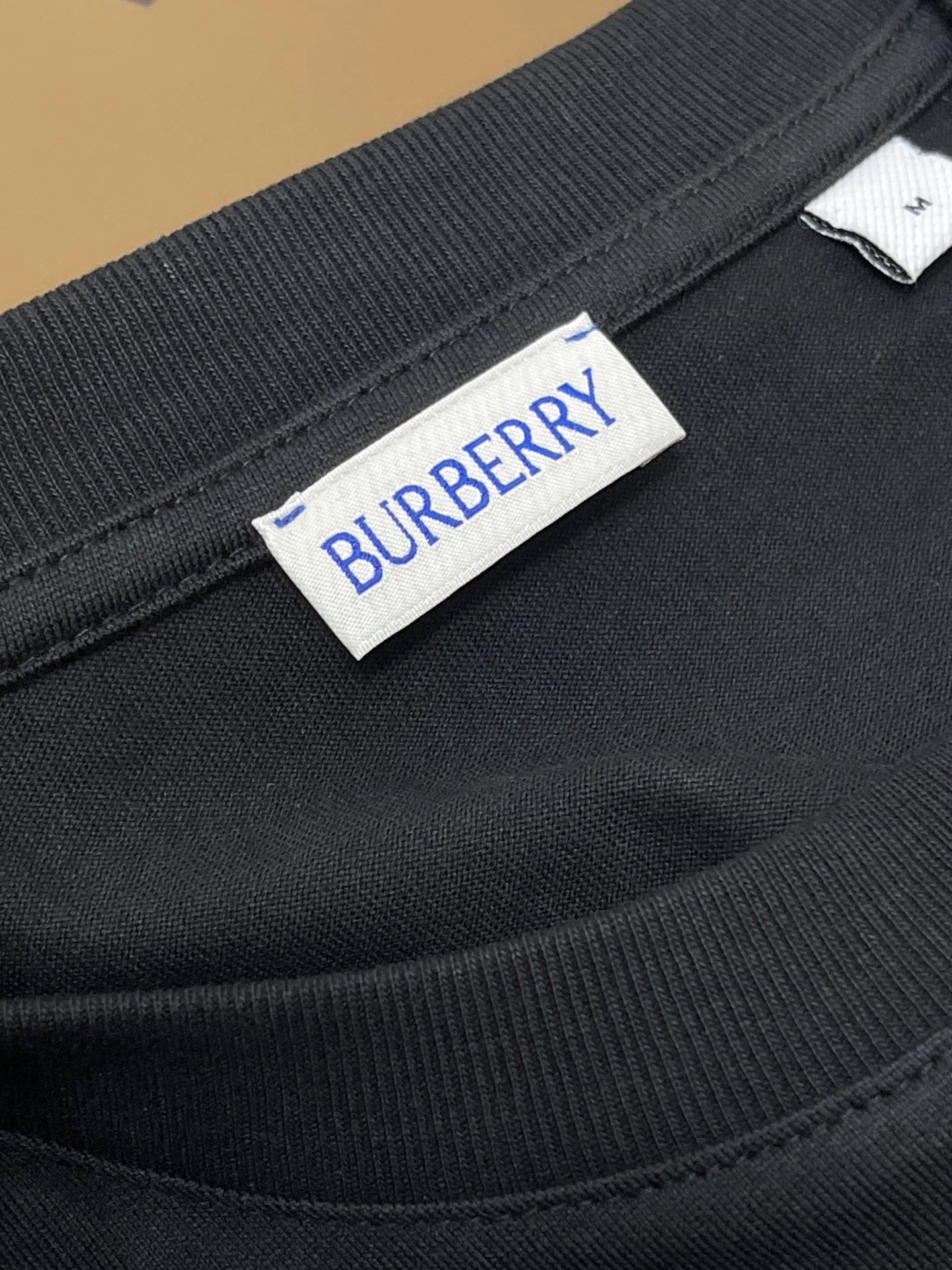 Camiseta negra, blanca y azul