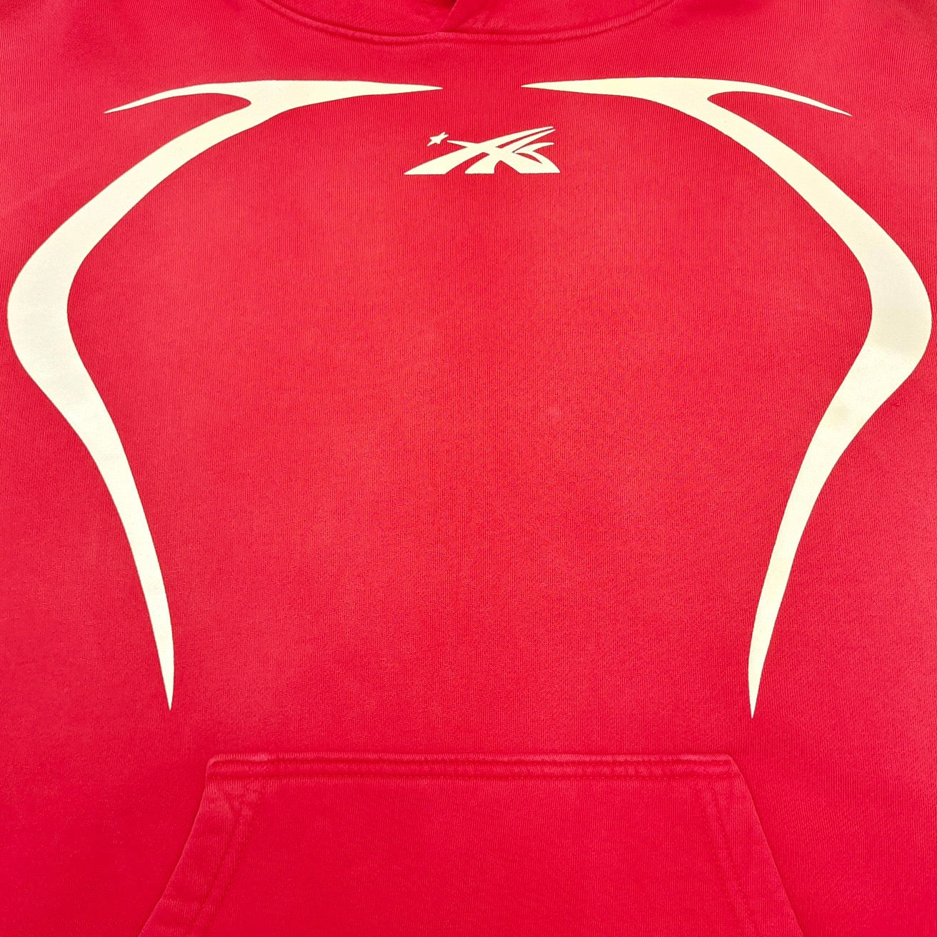 Roter Kapuzenpullover