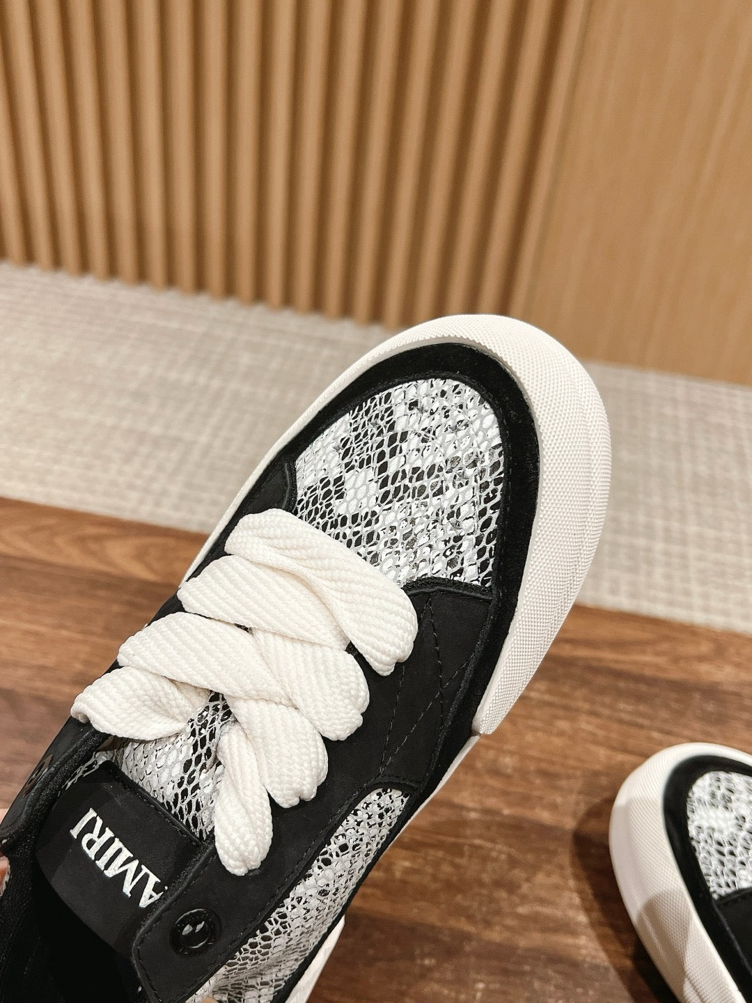 Schwarz-weiße Schuhe