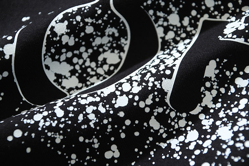 Camiseta negra, blanca y gris