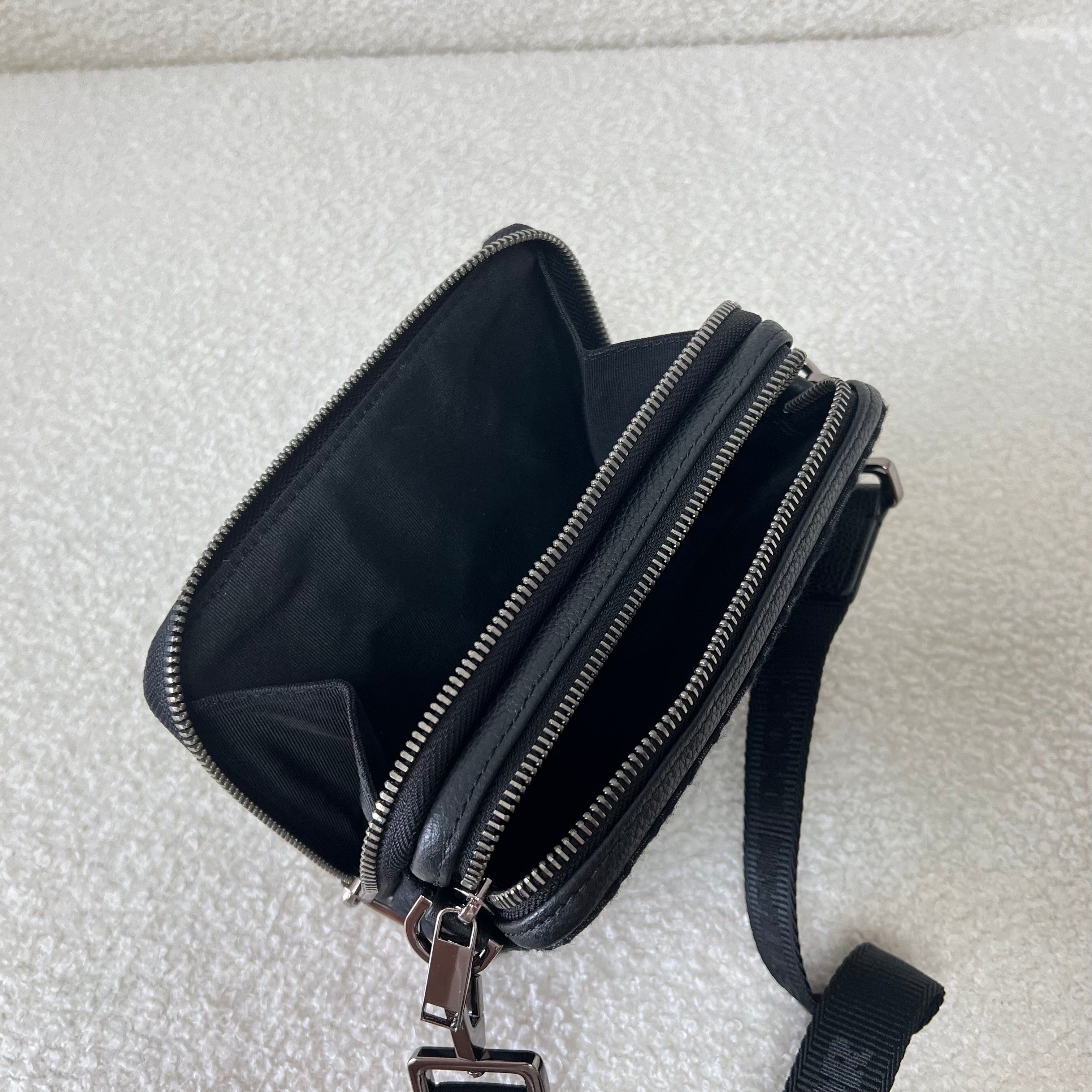 Blaue und schwarzgraue Tasche