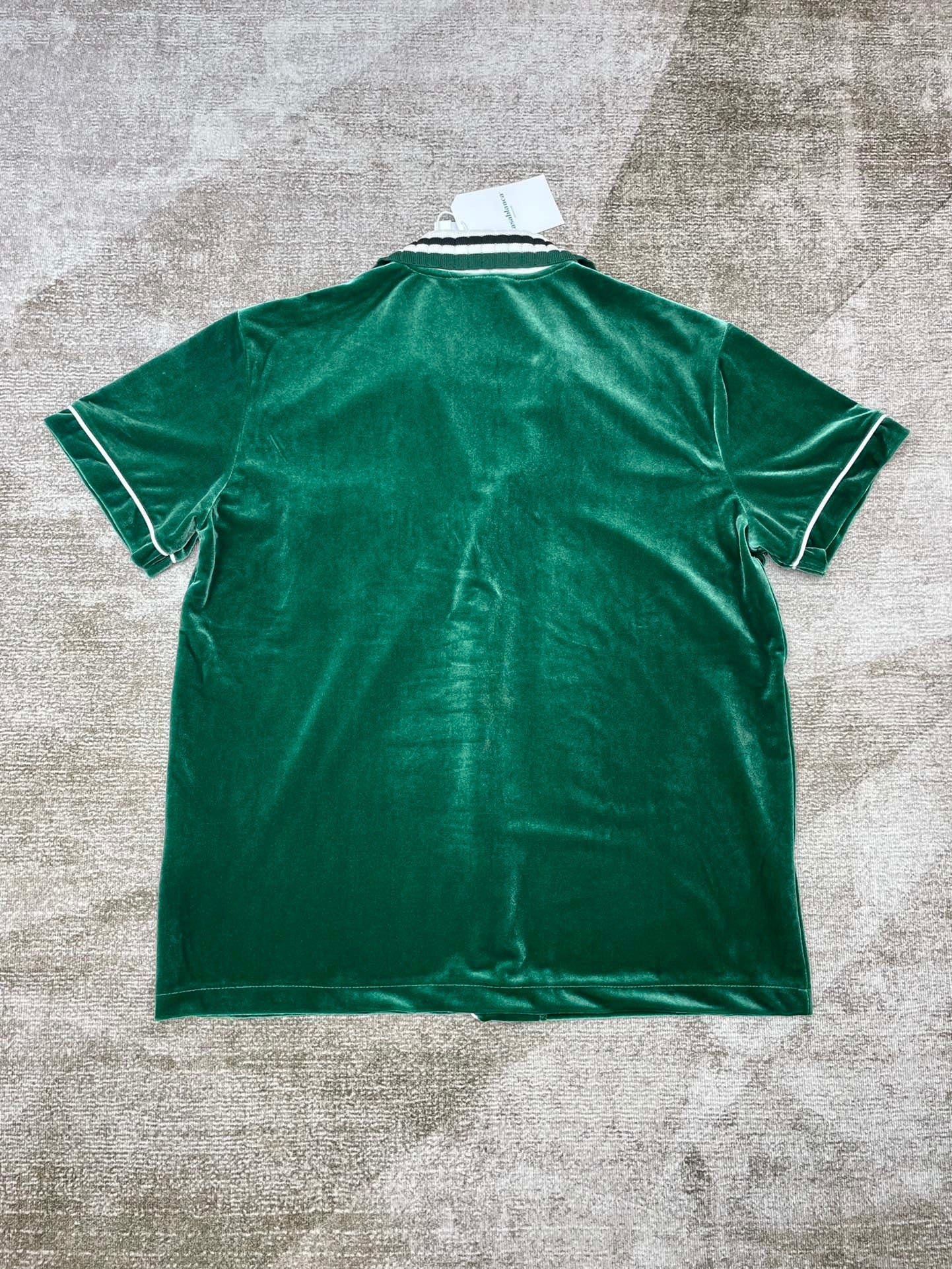 Schwarze und grüne Jacke