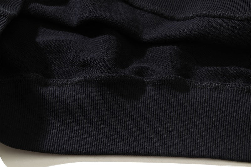 سويت شيرت أبيض وأسود