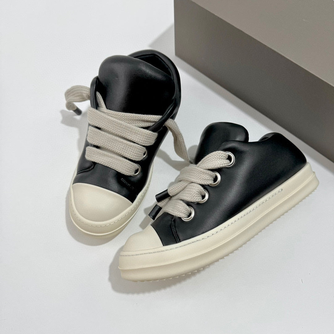 أحذية سوداء وبيضاء