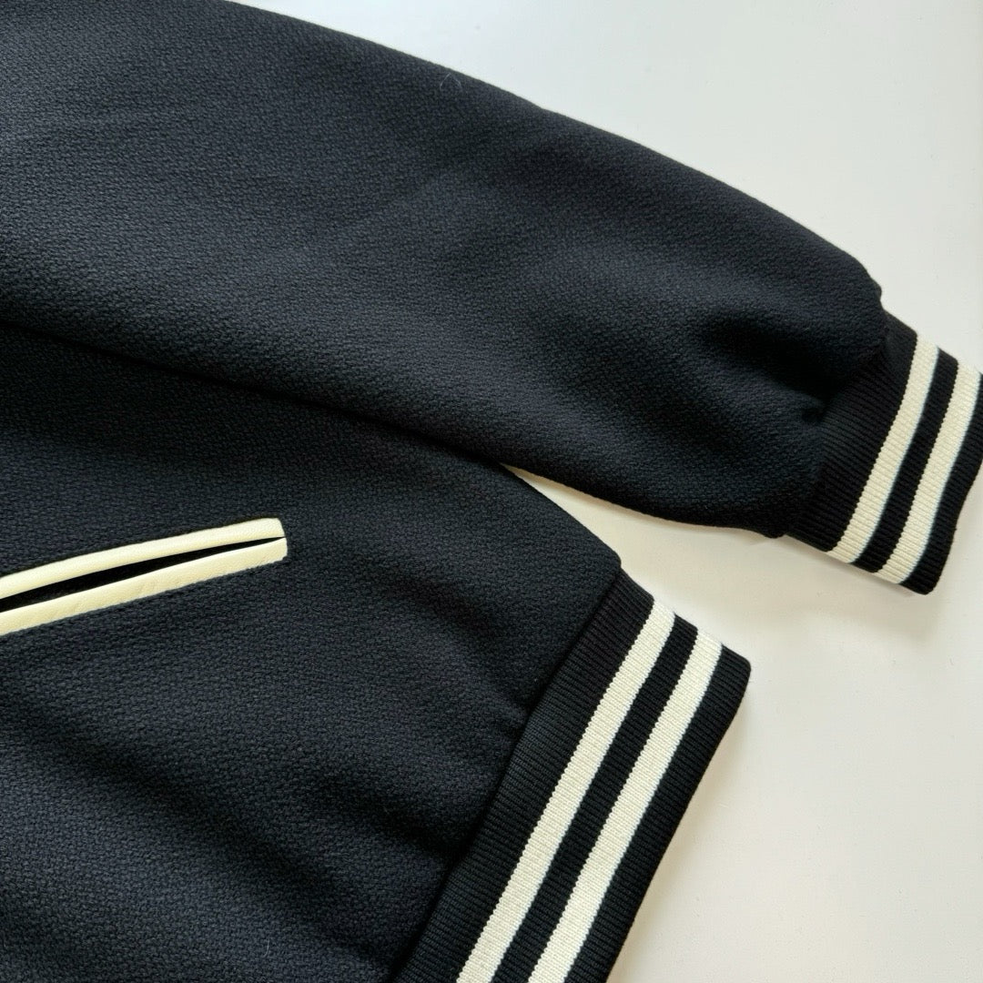 Schwarze weiße Jacke
