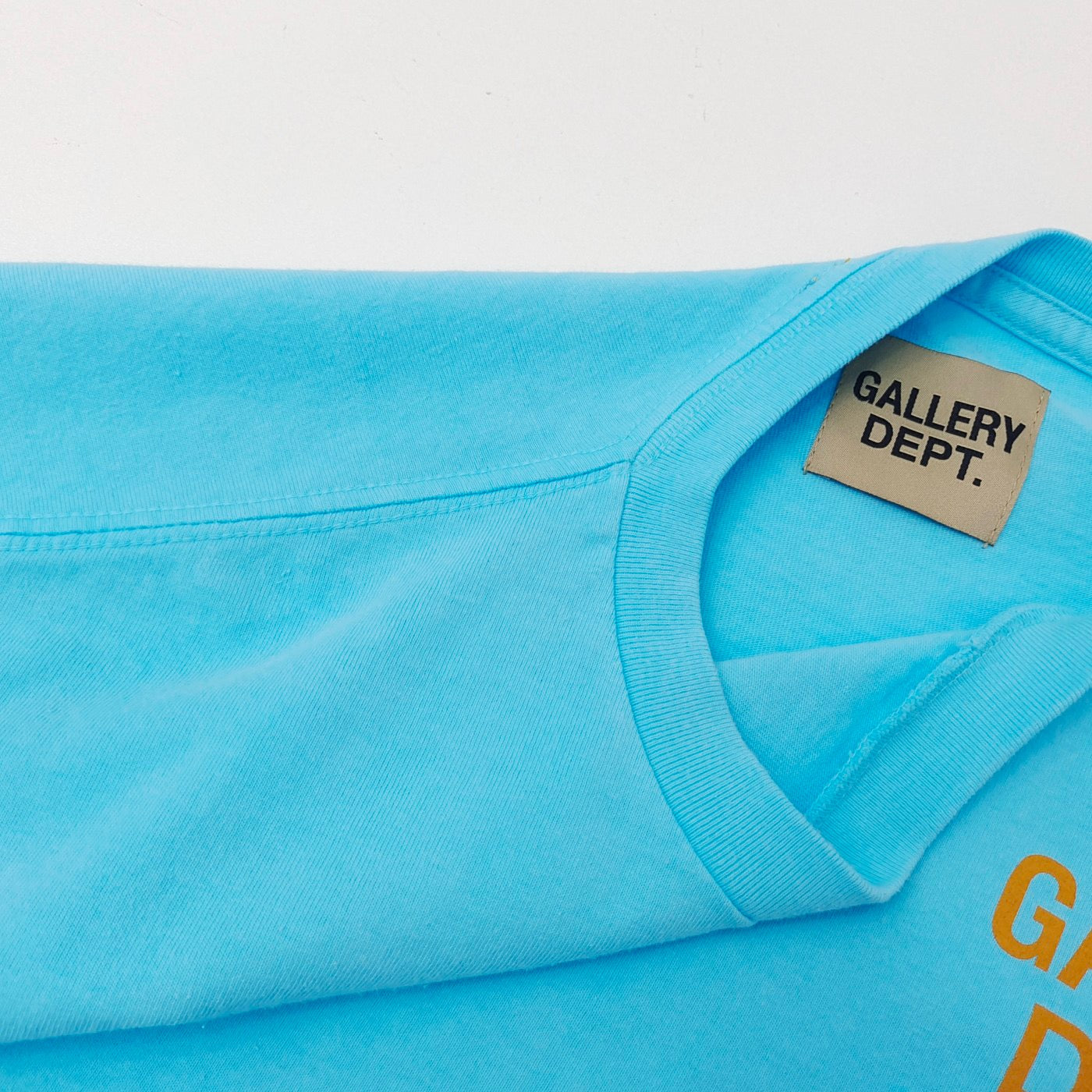 T-Shirt in Seeblau und Off-White